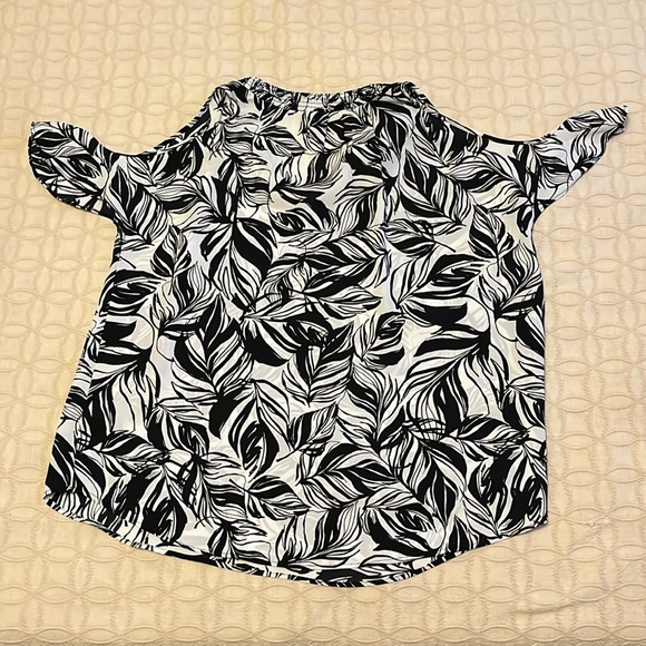 Mossimo black and white feathery design cold shoulder blouse - Picture 4 of 5